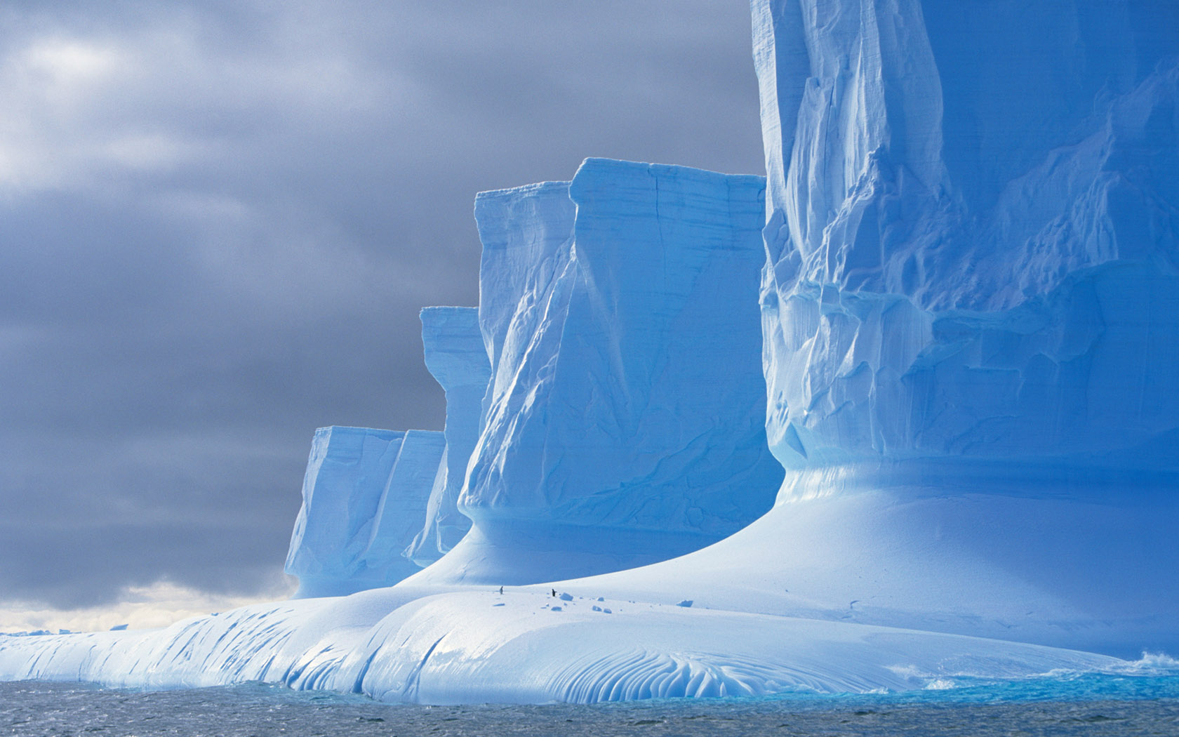 Beautiful Antarctic iceberg landscape wallpaper