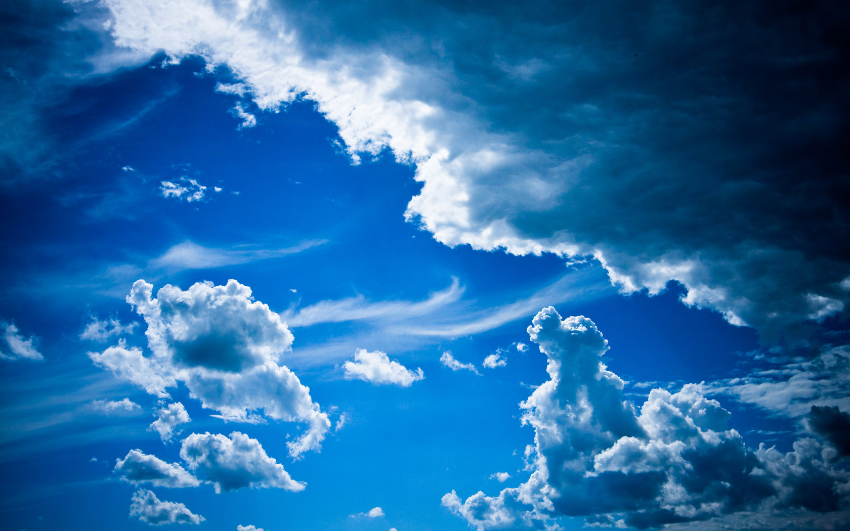 Beautiful blue sky and white clouds desktop wallpaper