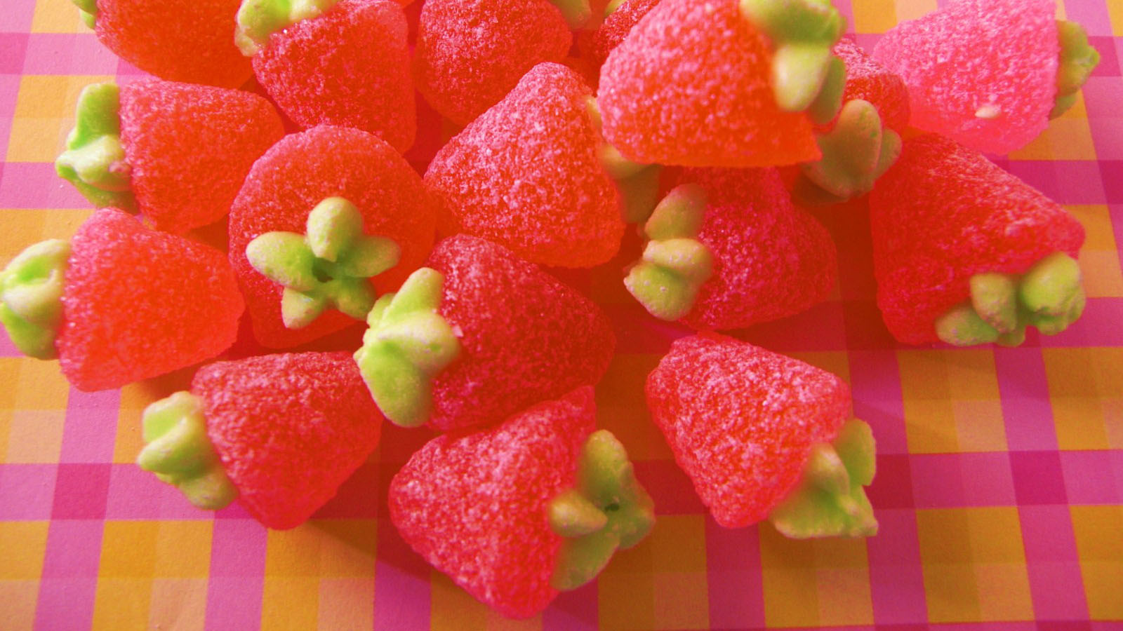 Good-looking strawberry candy desktop background