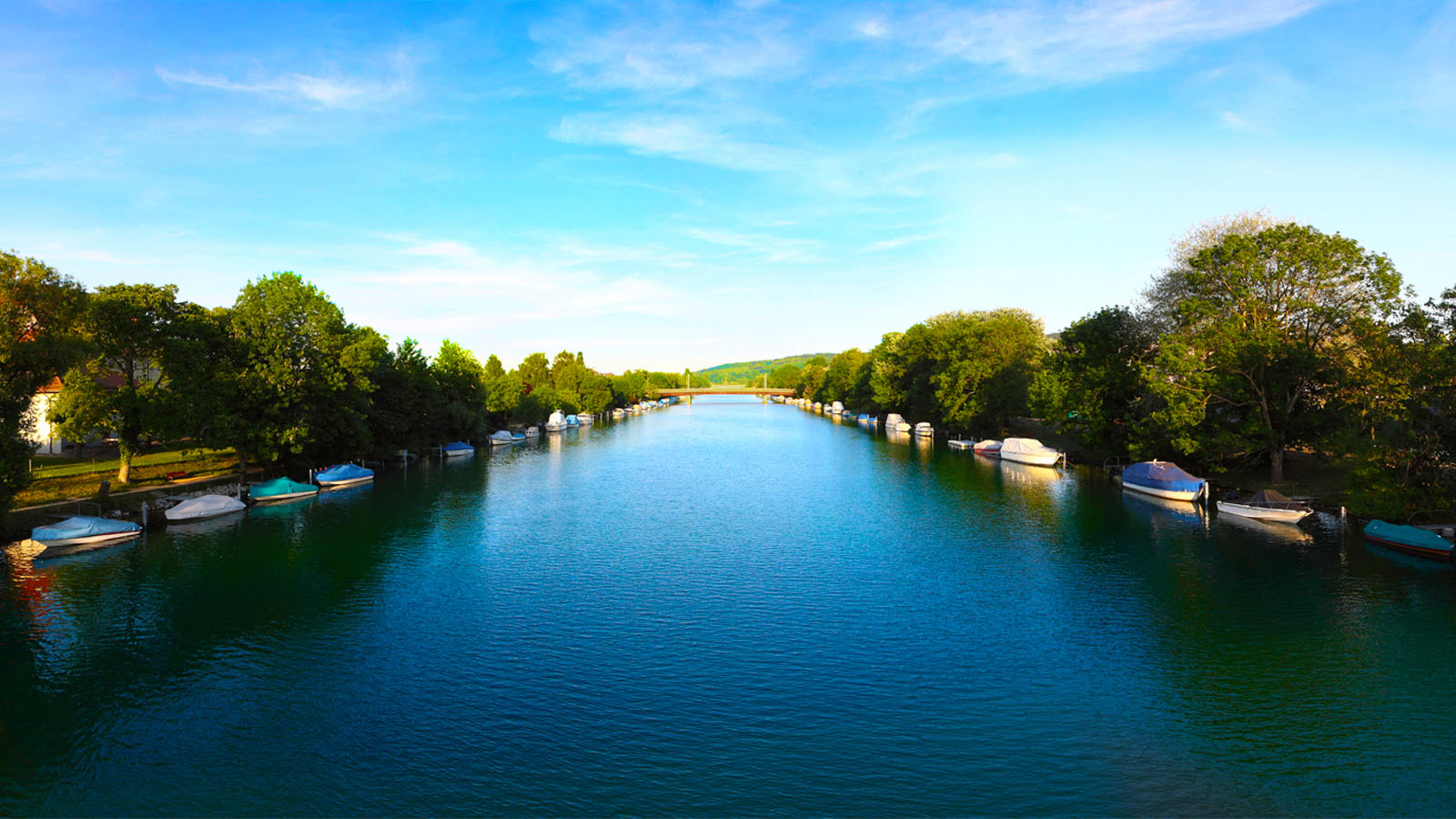 beautiful river scenery desktop wallpaper