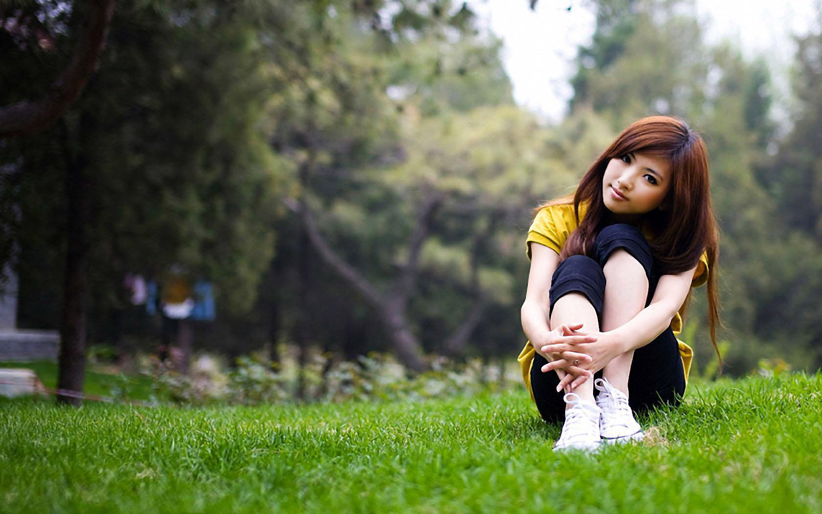 Wallpaper of beautiful girl sitting on the grass