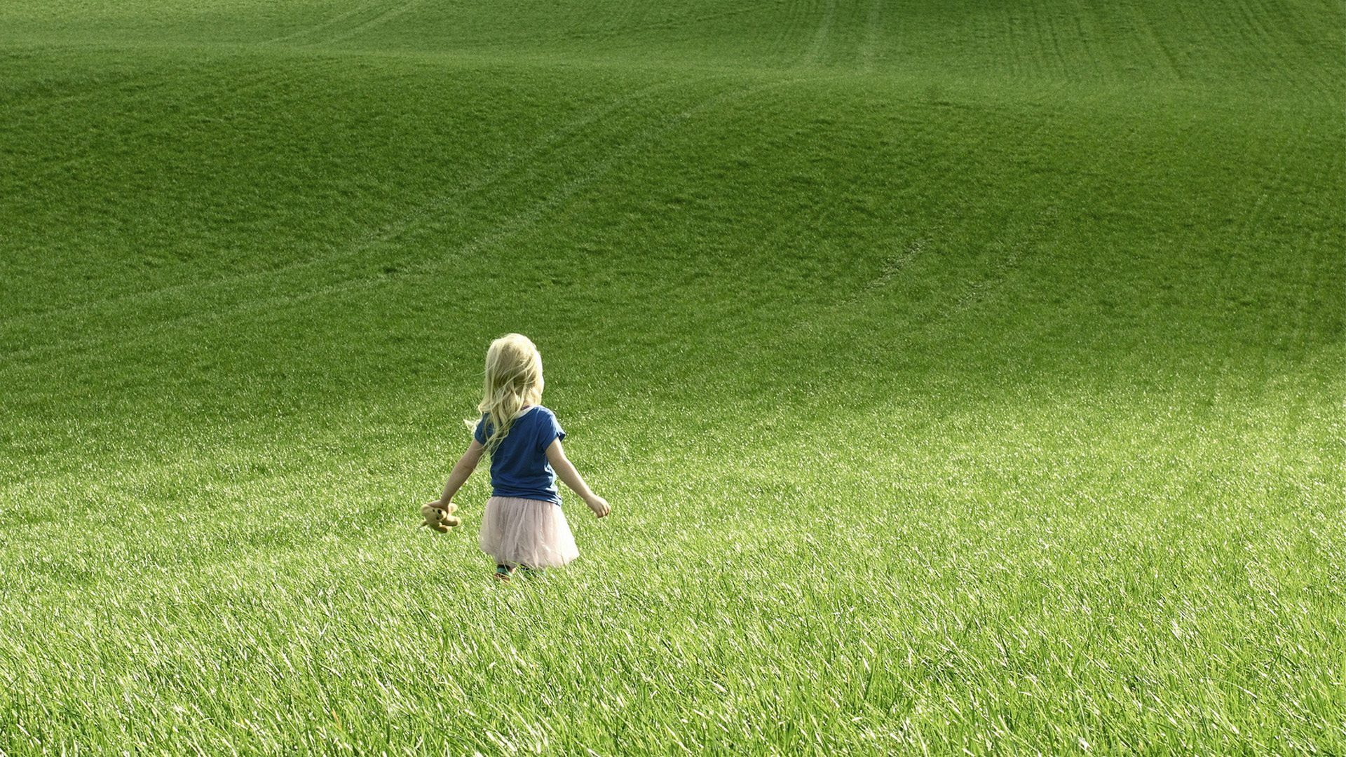 Cute little girl rural scenery desktop wallpaper