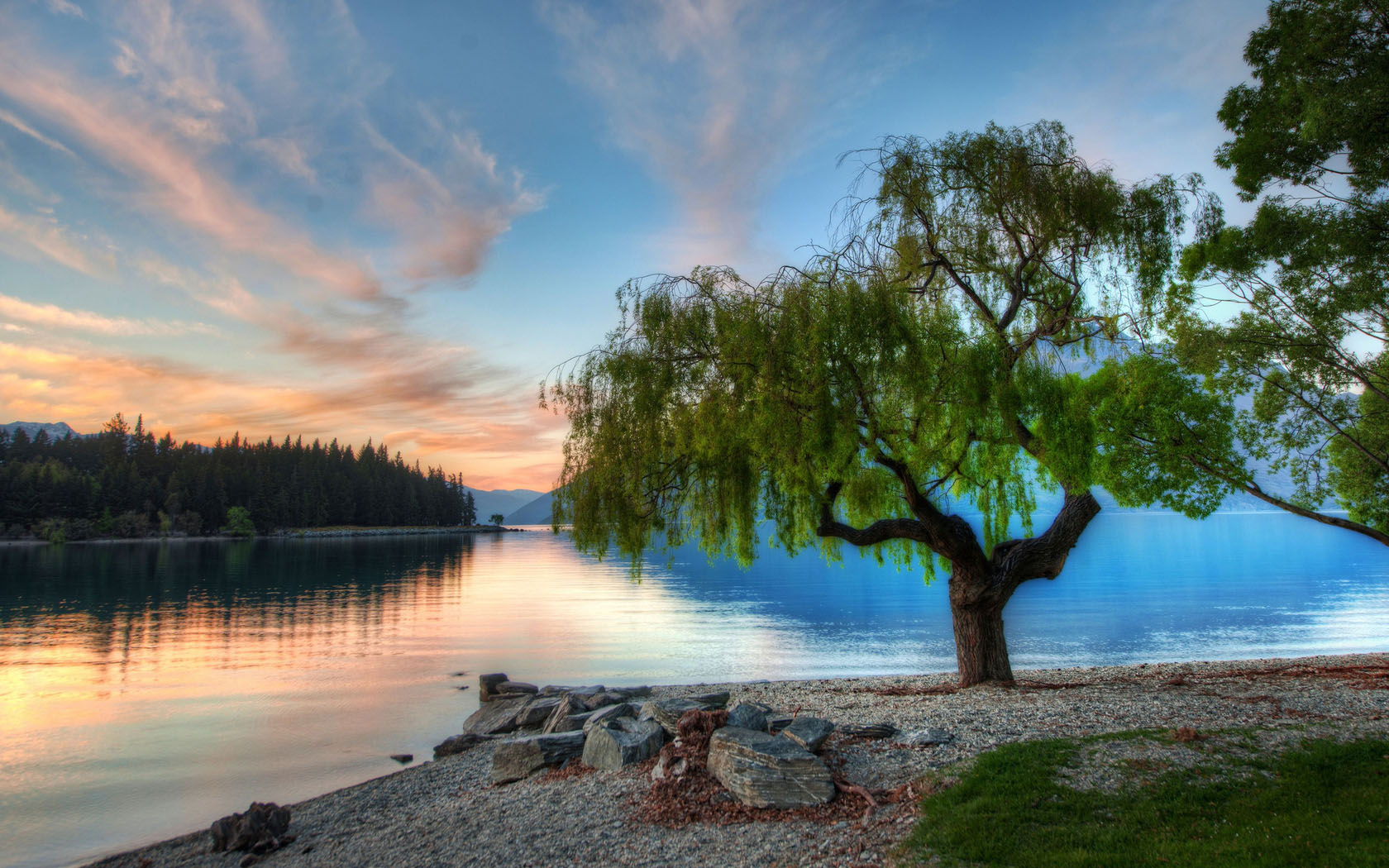 Lakeside scenery desktop wallpaper