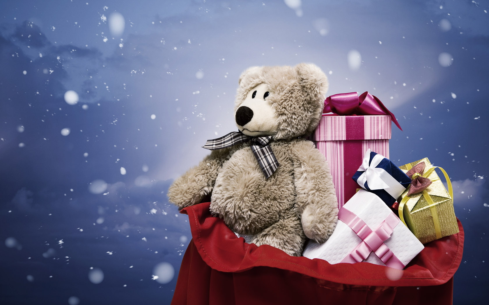 Christmas bear and exquisite gift desktop wallpaper