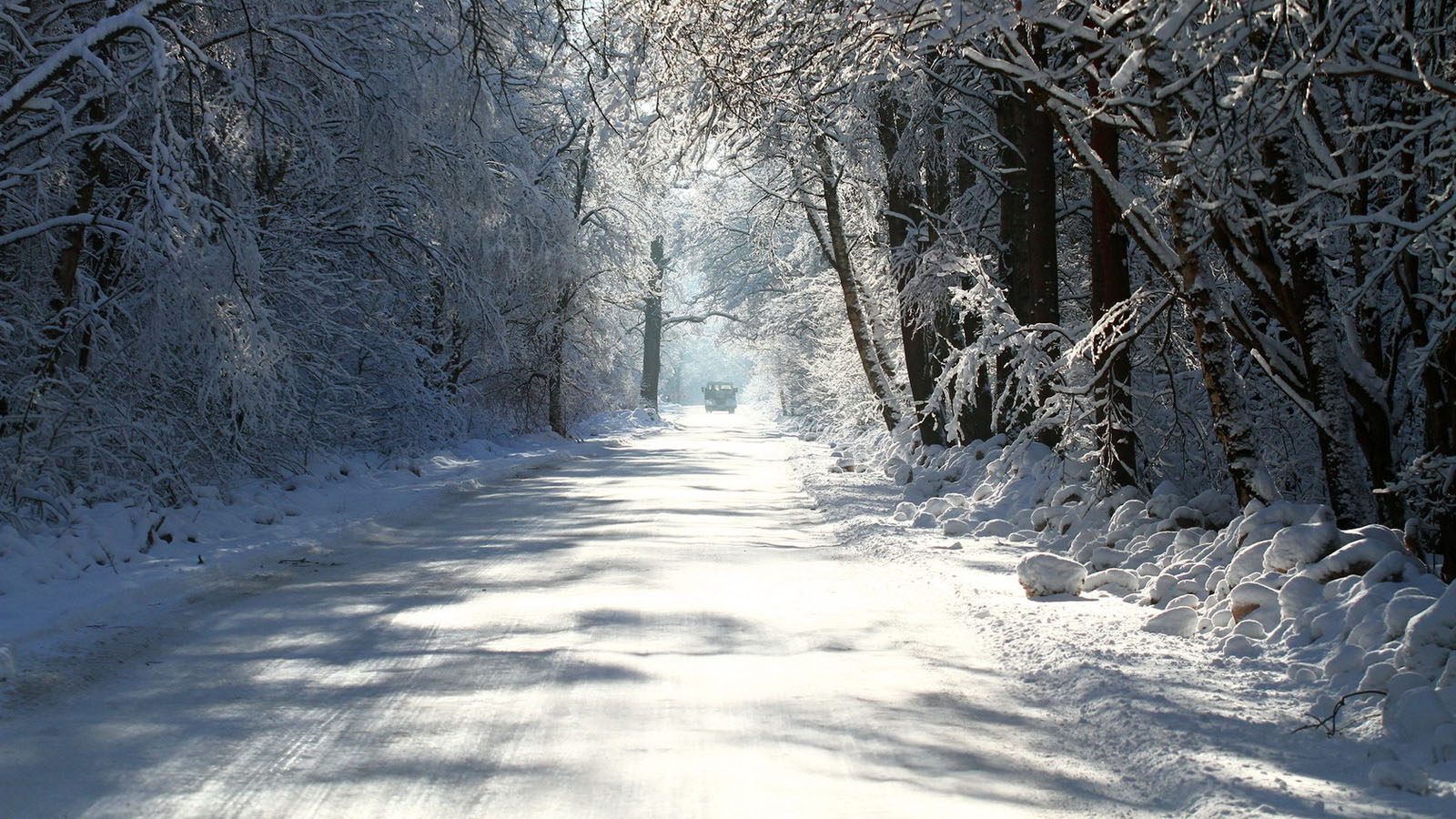 Quiet road snow scene desktop wallpaper